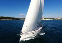 bateau à voile voiles bavaria 46 cruiser voilier ciel bleu mer ensoleillé